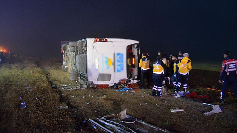 Aksaray'da yolcu otobüsü devrildi; bir kişi öldü, çok sayıda yaralı var