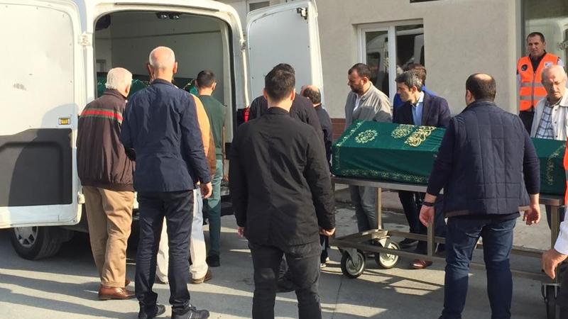 Bakırköy'de evlerinde ölü bulunan aile son yolculuğuna uğurlandı