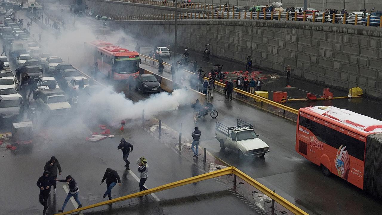 Al Arabiya: İran'da akaryakıt zammına karşı yapılan eylemlerde 12 kişi hayatını kaybetti