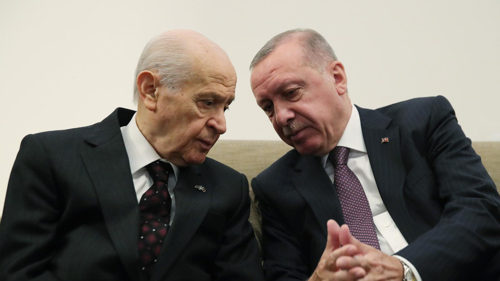 “Bahçeli, Erdoğan’ın kulağına bir şeyler fısıldadı; Erdoğan ciddi bir yüz ifadesiyle ‘Doğru kuşkusuz’ dedi”