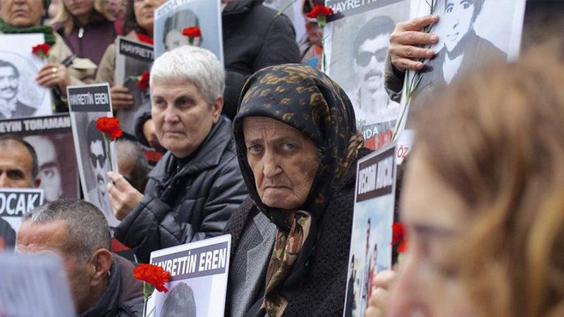 Cumartesi Anneleri 765. haftada yine Taksim'de: "Babalarımız, annelerimiz bu karanlığın içinde iğneyle kuyu kazar misali adalet aradılar"