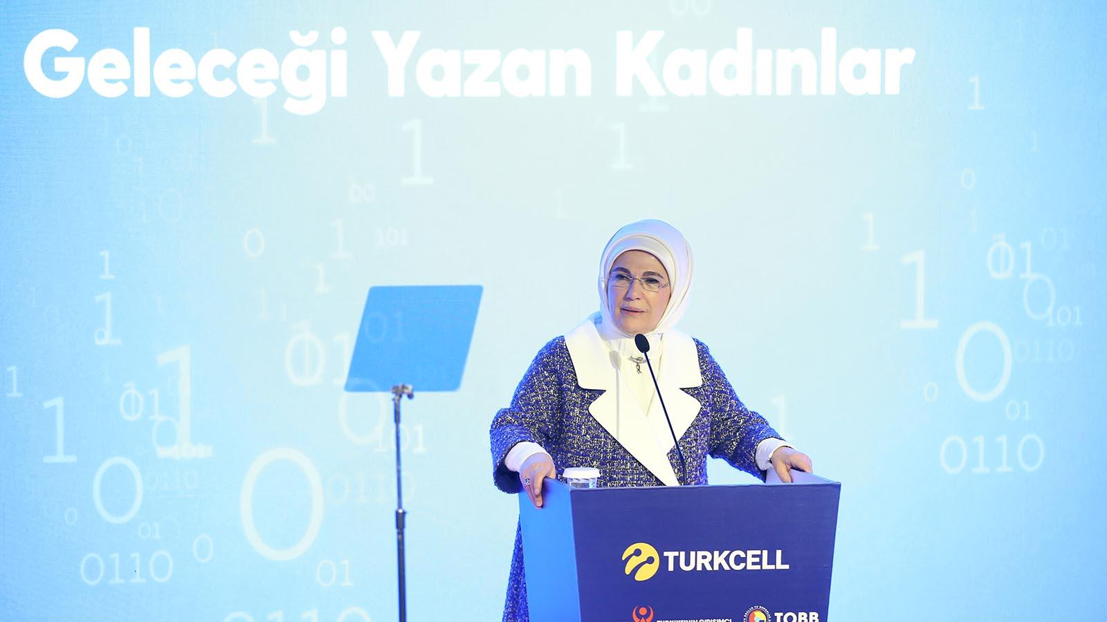 Emine Erdoğan "Geleceği Yazan Kadınlar" ödül töreninde konuştu