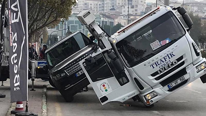 Aracı kaldırmaya çalışan çekici yan yattı