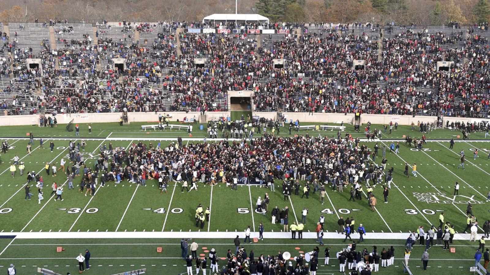 Harvard ve Yale takımlarının geleneksel futbol maçında iklim protestosu: Fosil yakıtlar gitmeli!