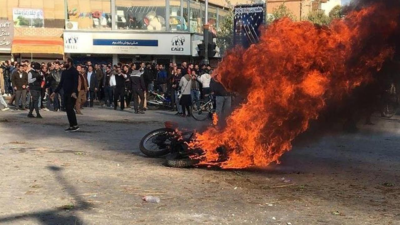 İran: Protestolarda yüzlerce banka ve devlet binası yakıldı