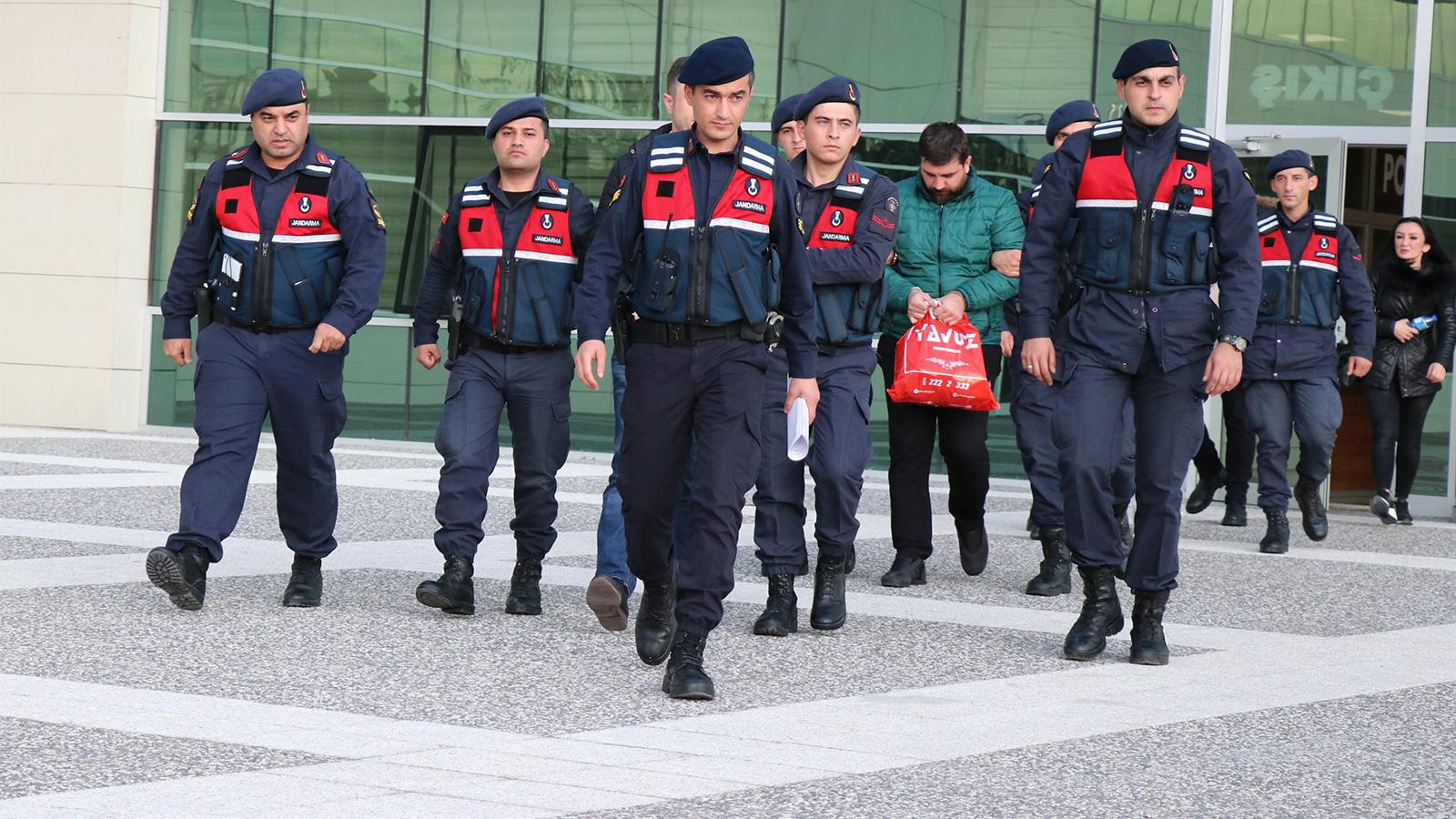 İş insanını İstanbul'dan Bolu'ya kadar takip ederek aracındaki 98 bin euroyu çalan hırsızlar yakalandı