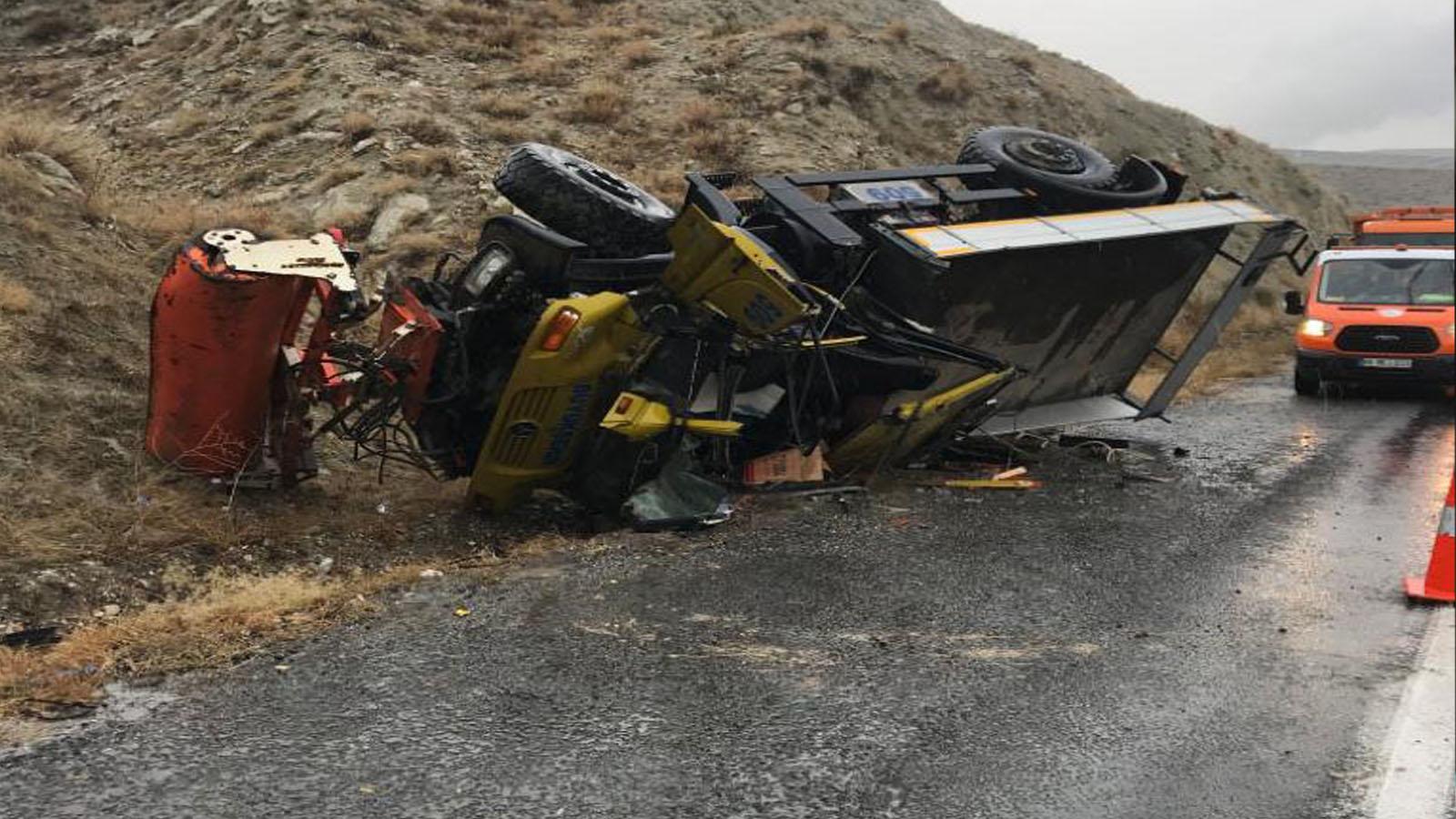 Ankara Nallıhan'da yol temizleme aracı kaza yaptı; sürücüsü hayatını kaybetti