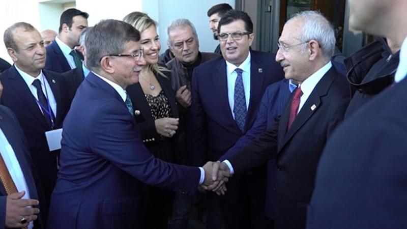 Kılıçdaroğlu ve Davutoğlu aynı etkinlikte 