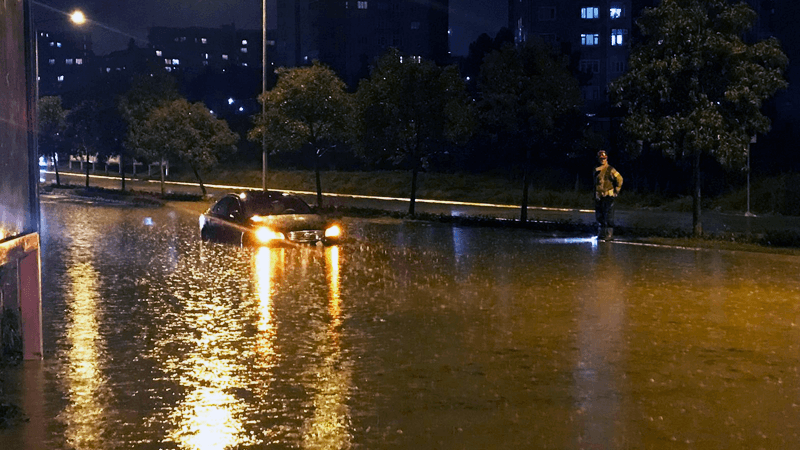 Sağanak sonrası yollar göle döndü, araçlar yolda mahsur kaldı