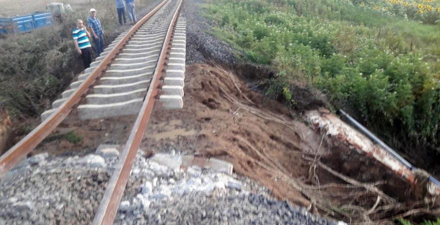 Tren faciası 'geliyorum' diyor: Kırklareli’de tren hattında menfezin altı balçıkla doldu