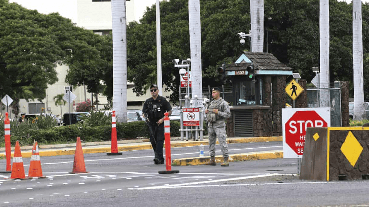 Pearl Harbor'daki askeri üste bir asker 2 çalışanı öldürdü, sonra kendini vurdu