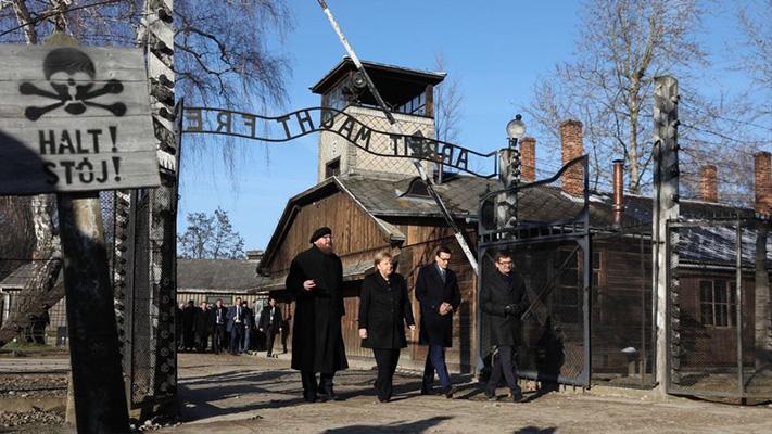 Merkel Auschwitz'i ziyaret etti