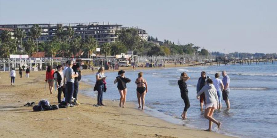 Antalya'da turistler aralık ayında denize girdi