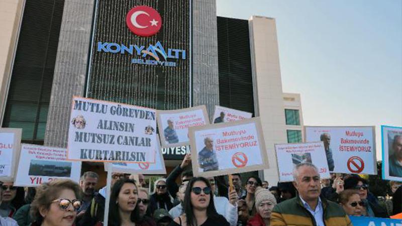 Hayvanseverler Konyaaltı Belediyesi Veteriner İşleri Müdürü'nü protesto etti