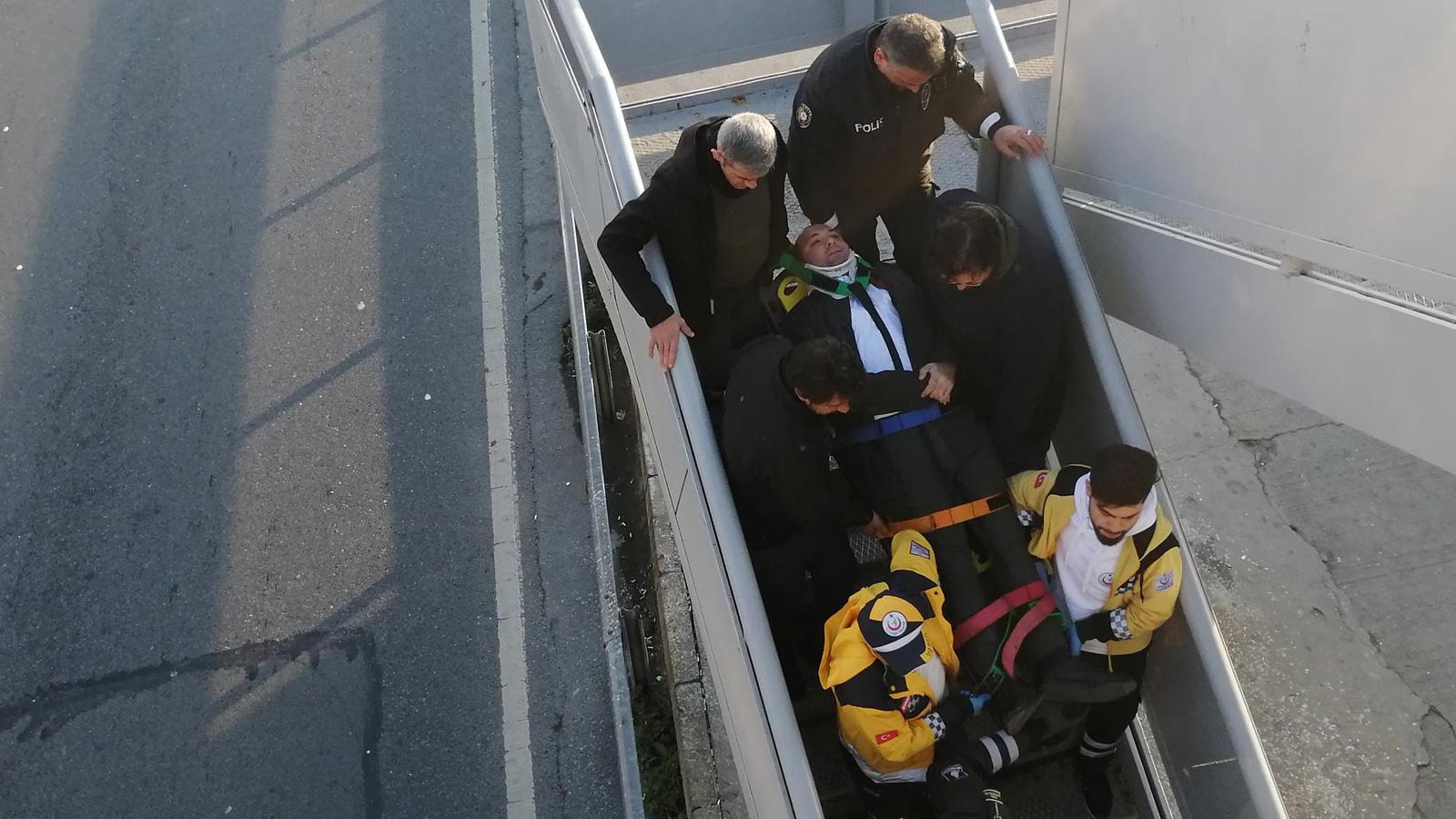 Durakta fenalaşarak düşen kişiye metrobüs çarptı