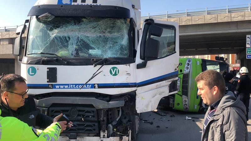 Kocaeli'de otobüsle tanker çarpıştı; 20'ye yakın kişi yaralandı