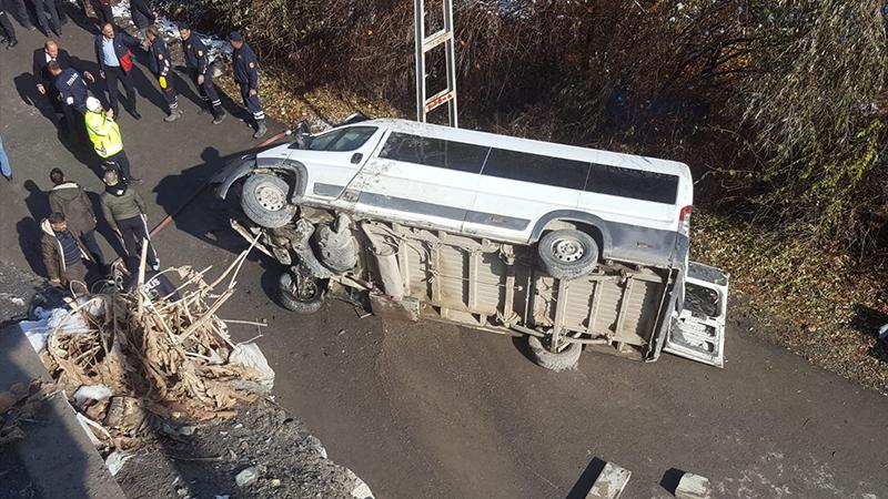 Özel Harekât polislerini taşıyan minibüs şarampole yuvarlandı: 3 yaralı