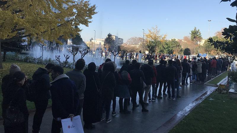 Sözleşmeli personel için iş duyurusu yapan İBB'nin önünde metrelerce kuyruk oluştu