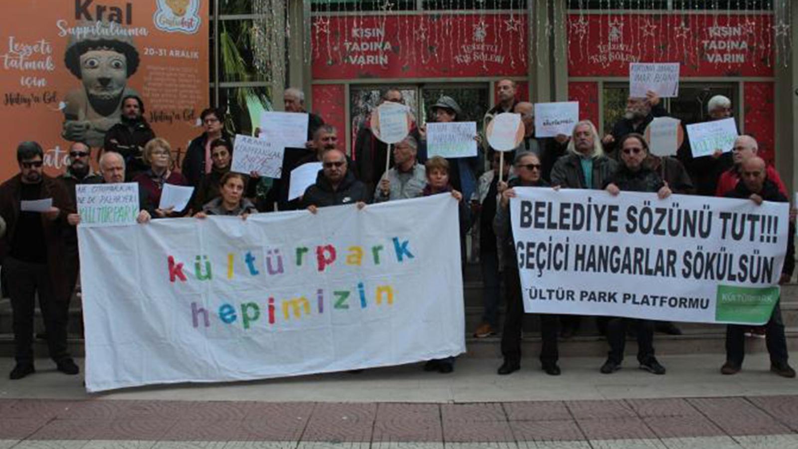 İzmir Kültürpark Platformu'ndan basın açıklaması: Fuar alanına kurulan 'geçici hangarlar' kaldırılsın