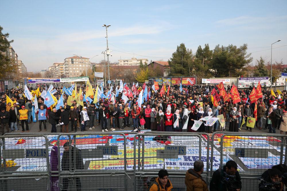 Sendikaların düzenlendiği ortak mitingde 'kayyım' kelimesinin olduğu pankarta yasak, 'savaş' sözcüğüne sansür uygulandı