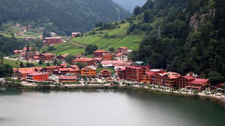 Uzungöl'de kaçak yapıların yıkımına başlandı 