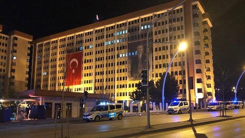 Eski Ankara Emniyet Müdürü 15 Temmuz'da "kaybolan silahları" anlattı: Karışıklıklar sırasında şehitlerimizin, yaralılarımızın silahları çalındı