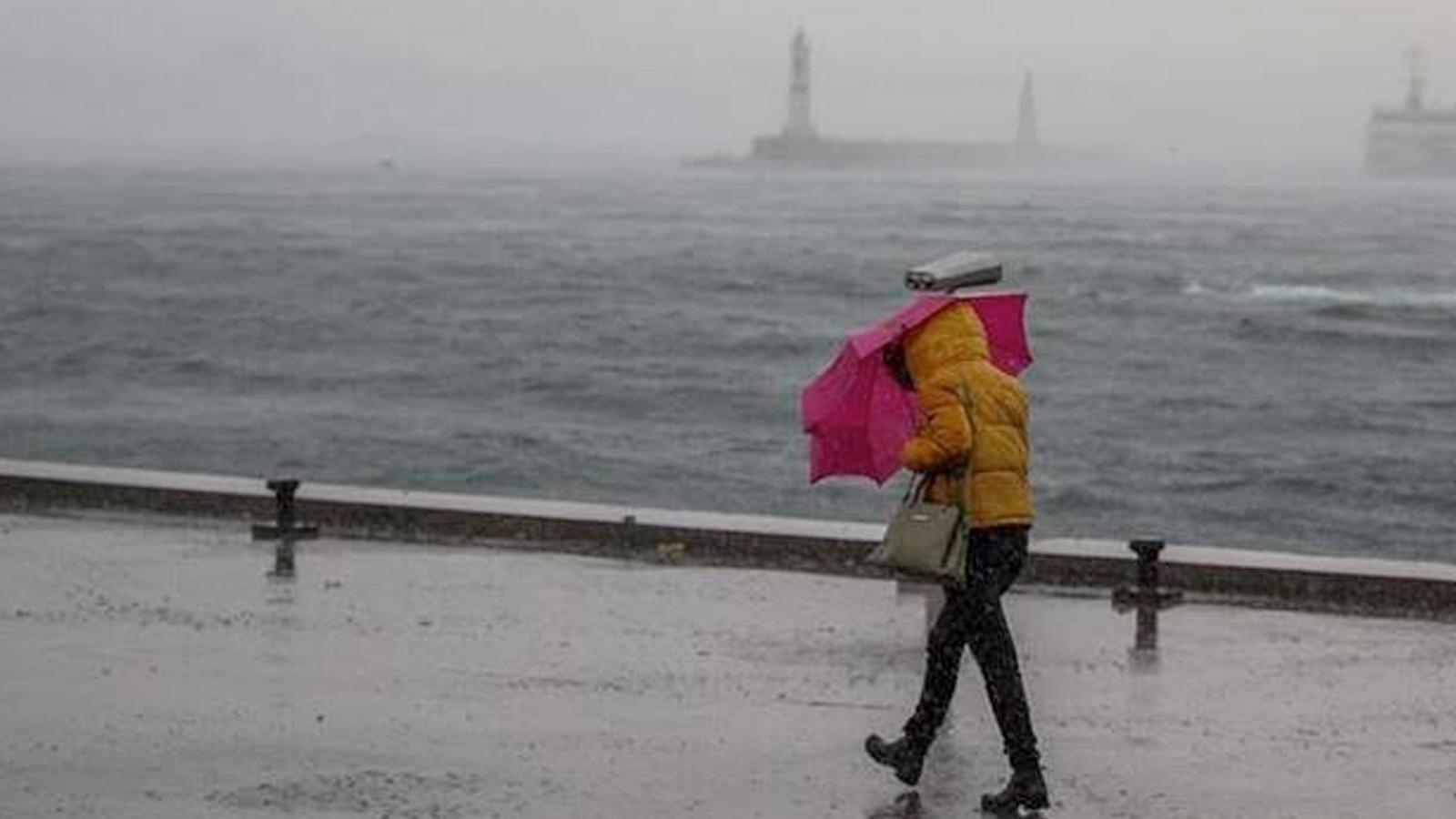 AKOM’dan İstanbullulara fırtına uyarısı:  Tabela ve çatı uçması, ulaşımda aksamalar, ağaç devrilmesi olabilir