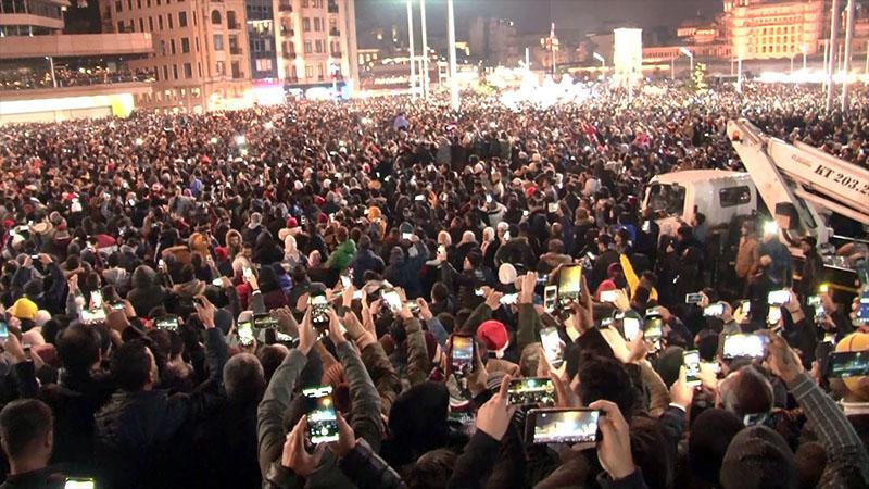 Taksim ve Ortaköy'de 2020'ye havai fişeklerle girildi