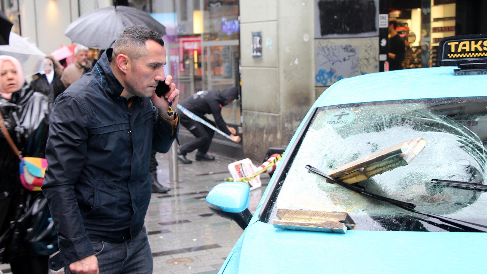 İstiklal Caddesi'nde binadan kopan beton, taksiye saplandı