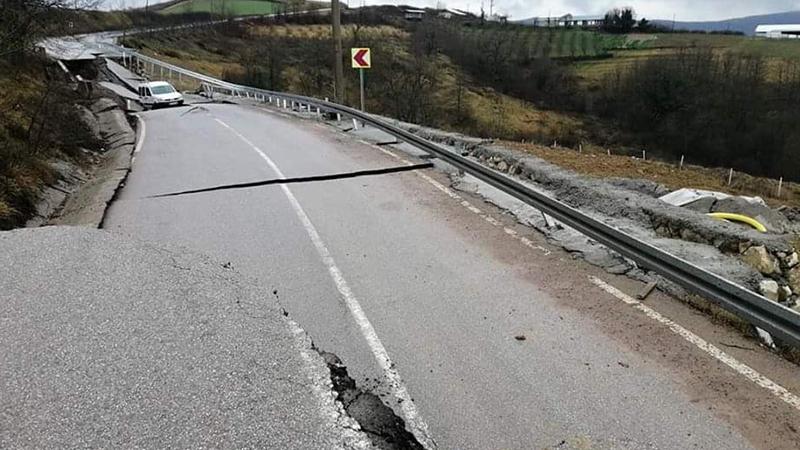 Kocaeli’de aşırı yağışlar nedeniyle yol çöktü