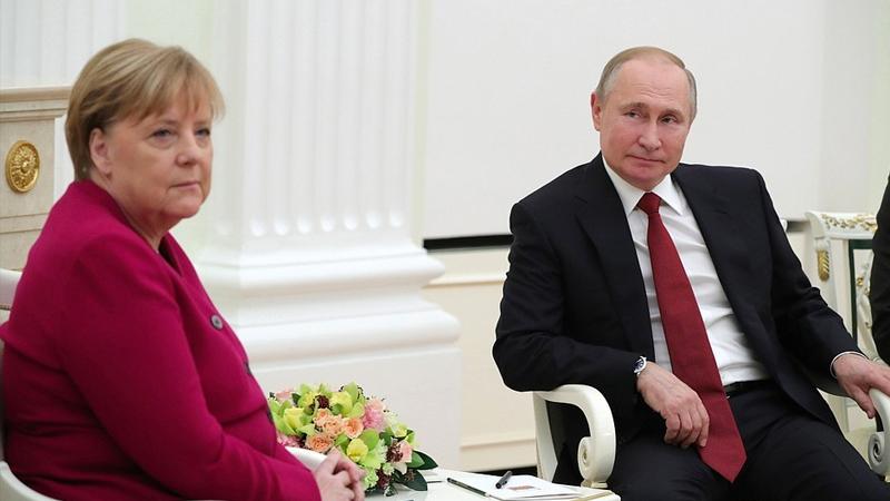 Putin ile Merkel bir araya geldi; "Libya sorunu bölgesel değil global bir sorun"