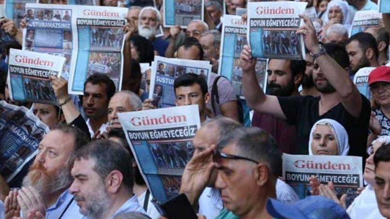 KHK ile kapatılan Özgür Gündem davasında yargılanan 22 gazeteci beraat etti