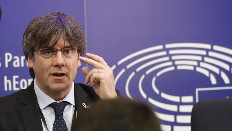 Hakkında yakalama kararı olan Katalan lider Puigdemont, AP'de ilk oturuma katıldı