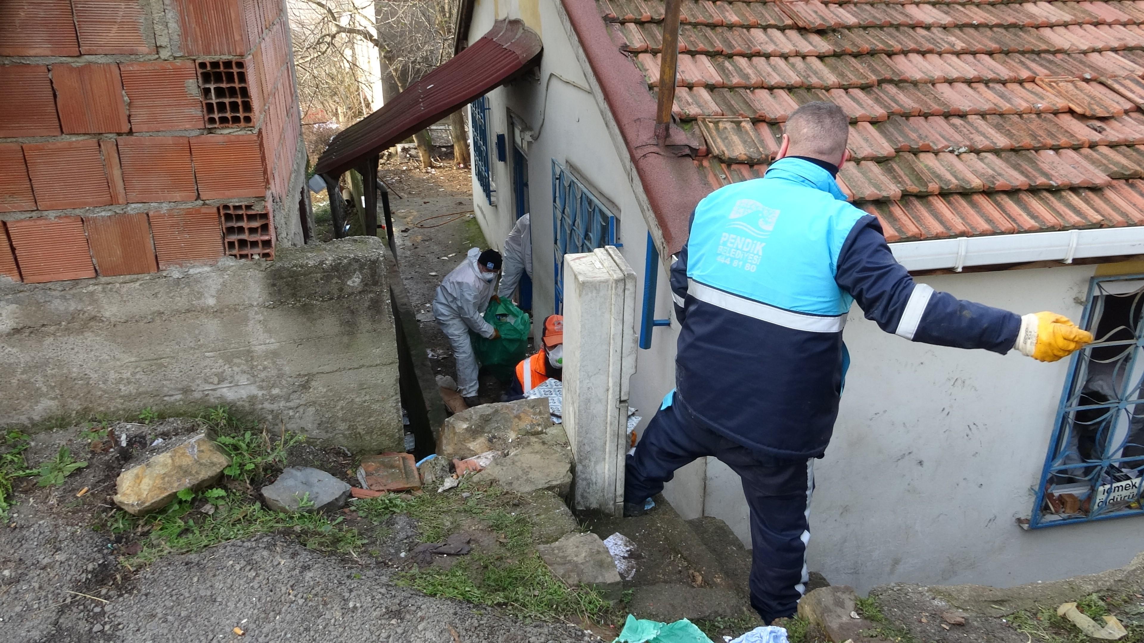 Pendik’te bir evden yaklaşık 20 ton çöp çıkarıldı 