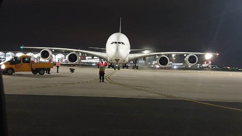 Dünyanın en büyük yolcu uçağı İstanbul Havalimanı'na acil iniş yaptı