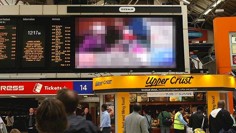 İsveç'te metro istasyonunun dev ekranında porno yayınlandı