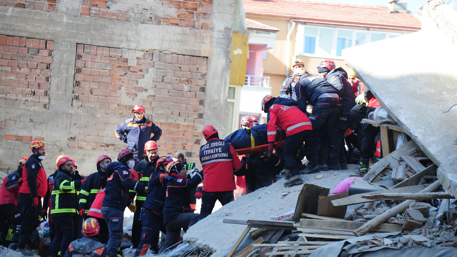 Elazığ'da 6,8 büyüklüğünde deprem | Yaşamını yitirenlerin sayısı 39'a yükseldi