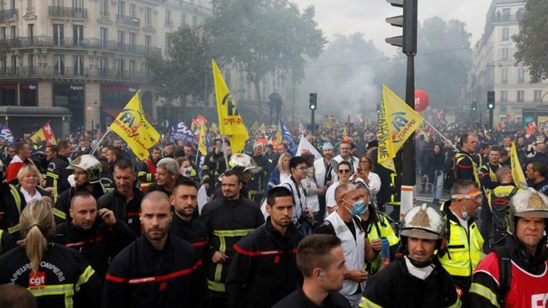 Paris'te polis ve itfaiyeciler çatıştı