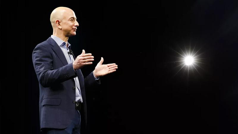 Jeff Bezos: İnsanlar gelecekte uzayda doğacak, tatil için Dünya'yı ziyaret edecekler