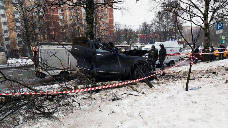 Rusya'da ağaçlara çarpan araç ikiye bölündü: 2 ölü