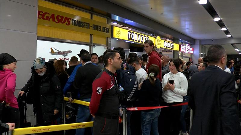 Sabiha Gökçen'de yolcu kuyruğu