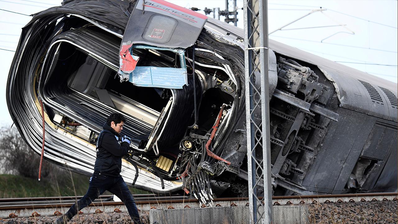 İtalya'nın kuzeyinde yüksek hızlı tren raydan çıktı: 2 ölü