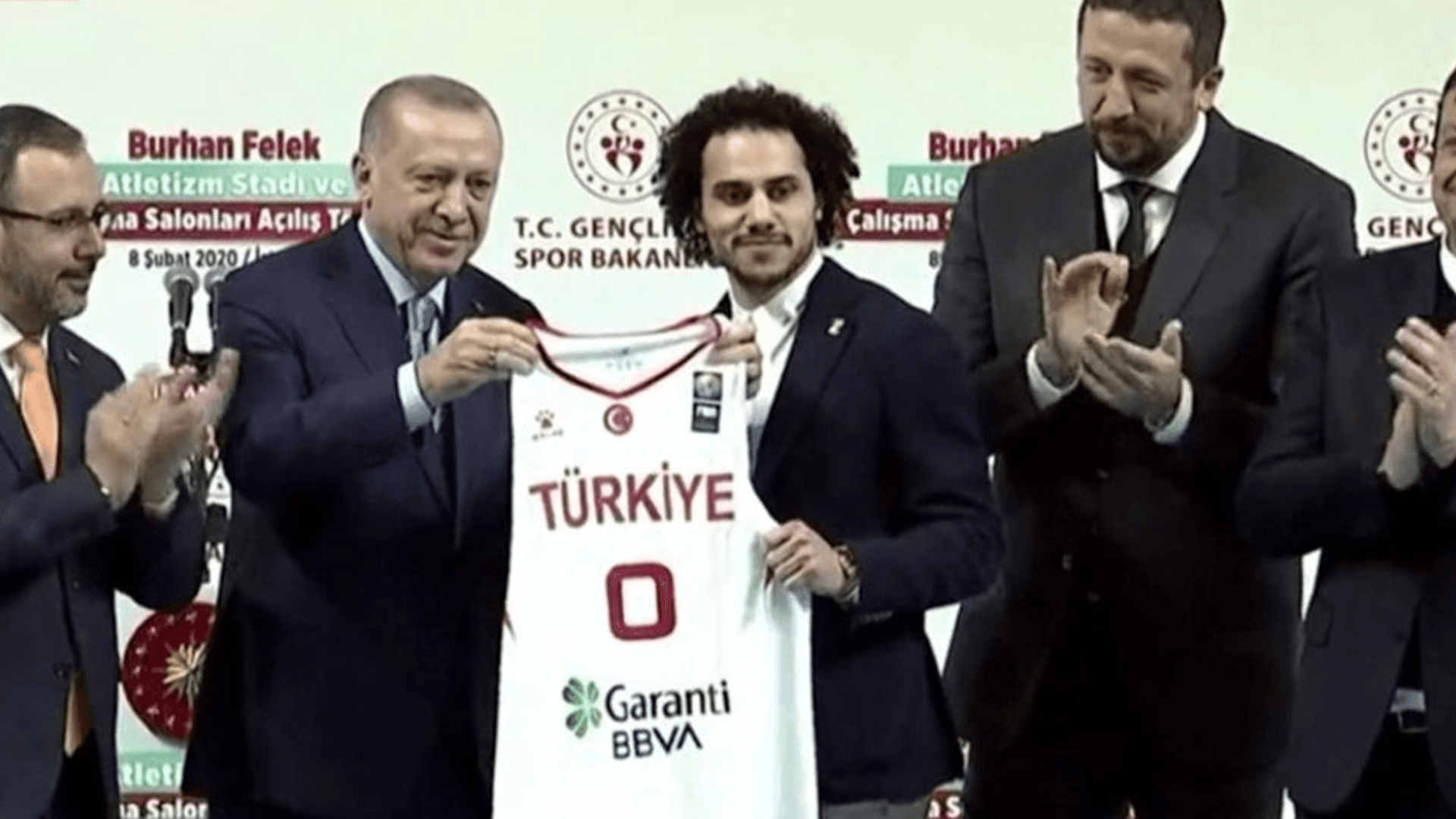 Erdoğan'dan Shane Larkin'e Türk A Milli Takım forması hediyesi