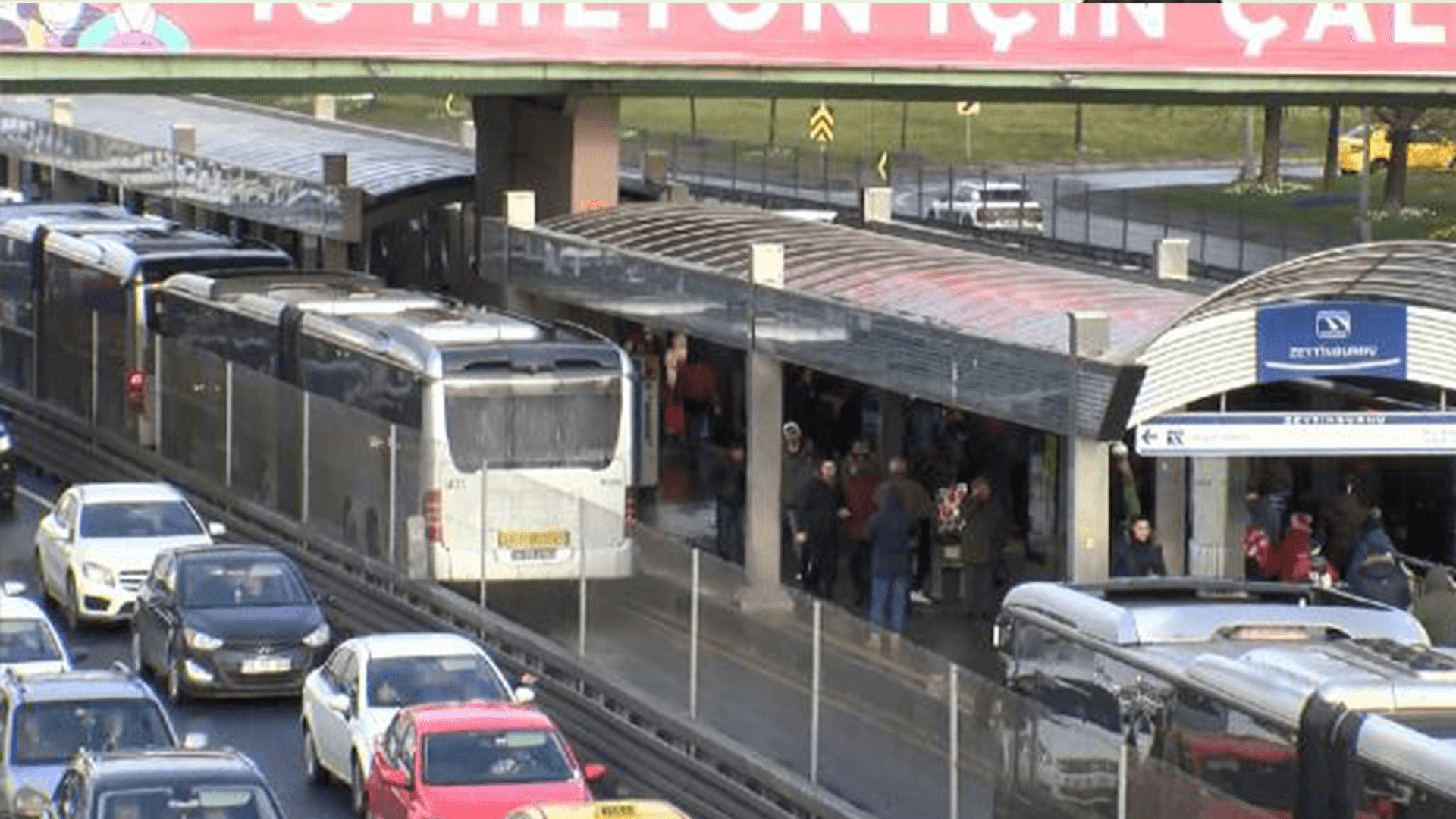 Durakta bekleyen yolcuya metrobüs çarptı