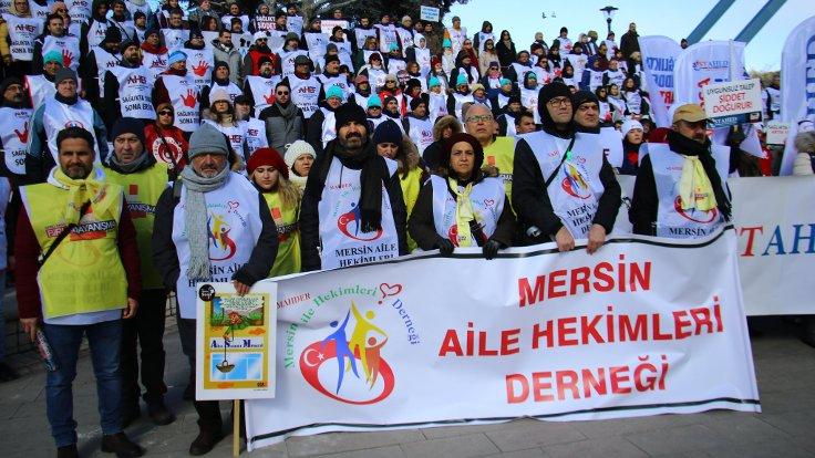 Aile hekimleri, 'şiddete ve hak kayıplarına' karşı eylem yaptı: Taleplerimiz karşılanmazsa iş bırakacağız