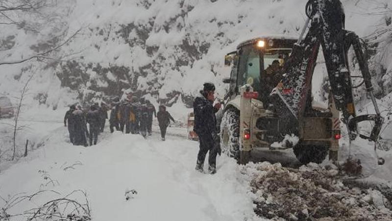 Yol açma çalışmasında iş makinesi uçurumdan yuvarlandı: 1 ölü, 2 yaralı 