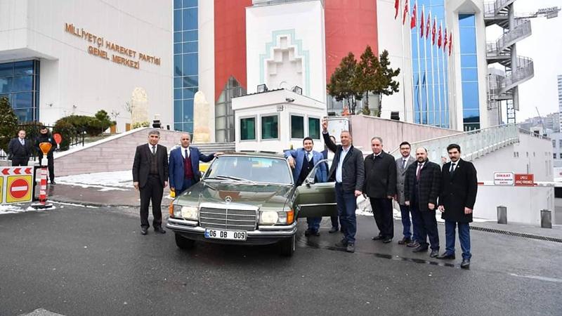 Devlet Bahçeli bir klasik otomobilini daha hediye etti