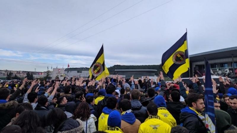 Fenerbahçe taraftarları Türkiye Futbol Federasyonu'na yürüyüp istifa çağrısı yaptı