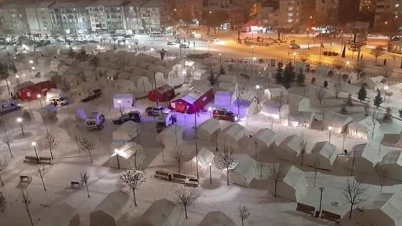 Elazığ'da depremzedeler eksi 15 derece soğukla mücadele ediyor