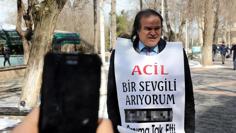 'Bekarlık canıma tak etti' diye bağırıp, "Acil sevgili arıyorum" yeleğiyle parkta dolaştı